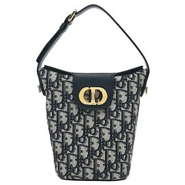 La mini borsa a secchiello 30 Montaigne Amber, caratterizzata dall'iconico motivo jacquard Oblique di Dior, è una borsa dalla sofisticata e attraente silhouette a secchiello. Dettagli in tono oro sull'apertura e un manico robusto