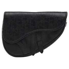 Il caratteristico lembo Saddle e la silhouette asimmetrica si armonizzano per offrire la sofisticatezza distintamente sensuale di Dior. Realizzato in pregiata pelle resistente, è resistente all'uso quotidiano