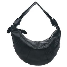 Lemaire Uma mala de ombro com uma silhueta flexível em meia-lua que lembra um croissant e detalhes sensuais de alça com nó. Fabricada em pele de cordeiro nappa Souple macia, proporciona um toque leve e suave.