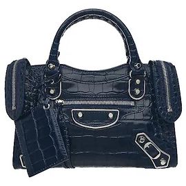 Una borsa a tracolla in cui l'ornamentazione a borchie distintiva di Balenciaga si armonizza con i dettagli metallici dei bordi per fungere da punto sensuale. Realizzata in materiale altamente resistente, è antigraffio.