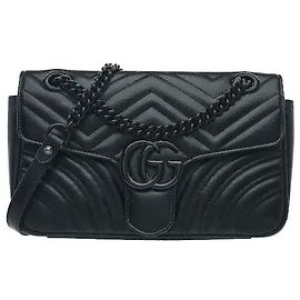 Gucci Una borsa a tracolla signature che armonizza l'imbottitura chevron tridimensionale con il logo. Realizzata in pelle Matelassé robusta, è resistente ai graffi e mostra un'eccezionale ritenzione della forma.