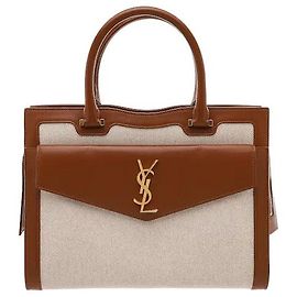 Autre Marque Un prodotto caratterizzato da una silhouette quadrata strutturata e i dettagli del logo Cassandre YSL sul davanti. Il robusto materiale in pelle mantiene una forma definita, e una pochette a busta rimovibile è stata aggiunta alla
