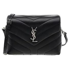 Autre Marque Un prodotto caratterizzato da una silhouette compatta con trapuntatura chevron tridimensionale in pelle morbida. L'ornamento con logo Cassandre YSL sul davanti aggiunge il punto distintivamente sofisticato del brand, e il suo