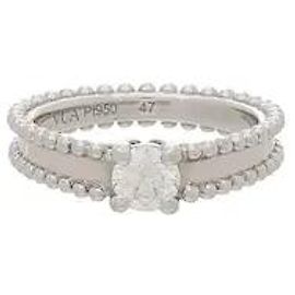 Van Cleef & Arpels Ein Produkt, das sich durch ein Solitär-Design auszeichnet, das zart um einen runden Diamanten gearbeitet ist. Perlendetails entlang des platinfarbenen Rings setzen einen subtilen Akzent, und das glatt gearbeitete Finish