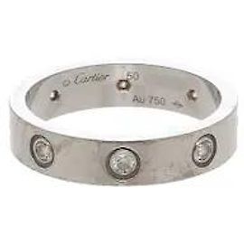 Cartier Ein Produkt, das sich durch ein Design auszeichnet, bei dem das Schraubenmotiv, das die LOVE-Kollektion symbolisiert, und Diamanten harmonisch auf einer schmalen Weißgoldband angeordnet sind. Verleiht einem schlichten Stil den subtilen Glanz von Diamanten