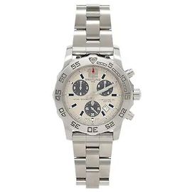 Breitling Um produto caracterizado por uma caixa robusta em aço inoxidável e uma composição de mostrador cronógrafo desportiva. Índices tridimensionais, três submostradores e um bisel rotativo estão harmoniosamente organizados para trazer