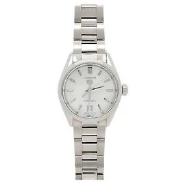 Tag Heuer Ein Produkt, das sich durch ein kompaktes 29mm Gehäuse und ein subtil glänzendes Perlmutt-Zifferblatt auszeichnet. Klare Stabindizes und ein Datumsfenster bei 6 Uhr sind harmonisch angeordnet, sowie ein Gehäuse aus Edelstahl und