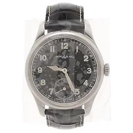 Montblanc Un prodotto caratterizzato da un quadrante classico ispirato agli orologi vintage e una piccola secondi a ore 6. Indici in numeri arabi e lancette vivaci sono armoniosamente disposti su un quadrante nero per mettere in risalto