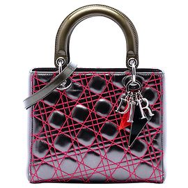 Lady Dior Satchel Medium aus metallischem Lammleder Cannage Grau Dior Anselm Reyle