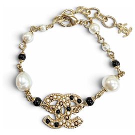 Bracciale Chanel con ciondolo perla eco e logo Coco in metallo dorato