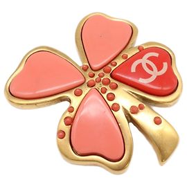 Spilla a quadrifoglio in resina placcata oro Chanel Gold CC