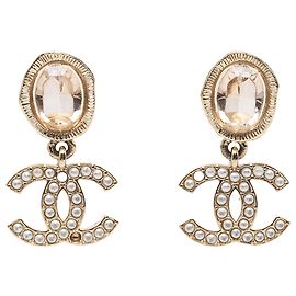Pendientes Chanel Gold CC chapados en oro con cristales y perlas artificiales, cierre de presión