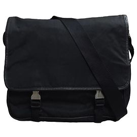 Hermoso bolso de hombro Prada negro