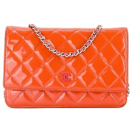 CHANEL - Sac à bandoulière Wallet On Chain Classique/Timeless Chanel en cuir verni orange corail