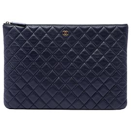 Clutch Chanel Large Quilted Caviar O Case Blu