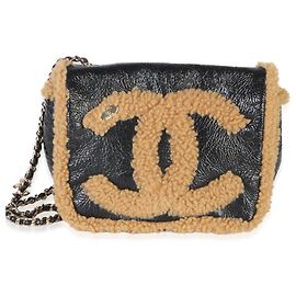 Sac à rabat Chanel CC Mania en peau de mouton shearling froissée noire vernie