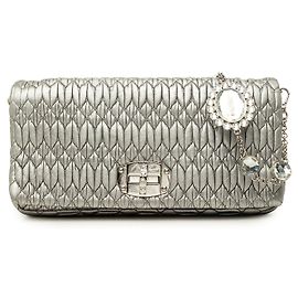 Borsa a tracolla Miu Miu in nappa metallizzata Matelassé argento con catena di cristalli