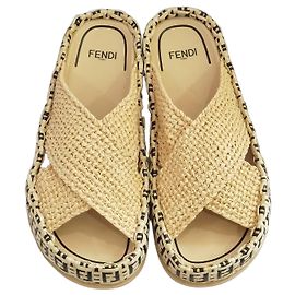 Fendi Mules aus natürlichem geflochtenem Raffia