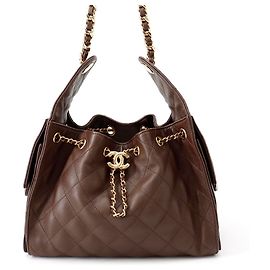 Chanel Schultertasche aus braunem genärbtem Kalbsleder