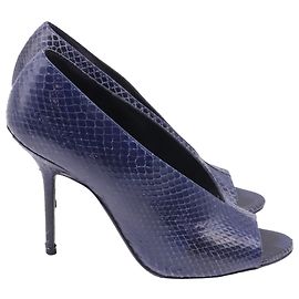 Burberry Peep-Toe Pumps aus dunkelblauem Schlangenleder