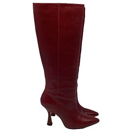 Stuart Weitzman Parton Kniehohe Stiefel in Krokodil-Optik aus Leder in Burgundy