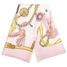 Carré 90 in seta Hermès “Frontaux Et Cocardes” Rosa & Avorio di Caty Latham