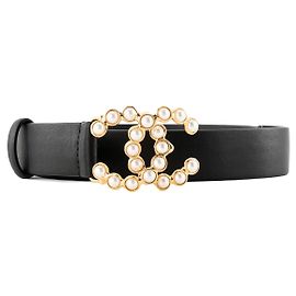 CHANEL - Cinturón Chanel en metal dorado adornado con perlas y piel lisa negra (T70)