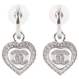 CHANEL - Pendientes colgantes corazón Chanel en metal plateado y cristales blancos