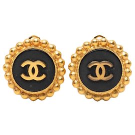 Chanel CC goldplattierte Emaille-Clip-Ohrringe rund