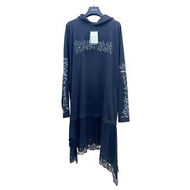 Vestido Balenciaga Negro de Algodón con Capucha Estampado Sánscrito