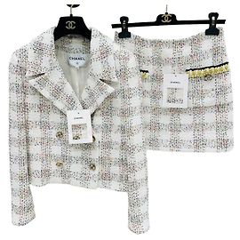 Conjunto de Chaqueta y Falda Chanel de Tweed con Lentejuelas Iridiscentes
