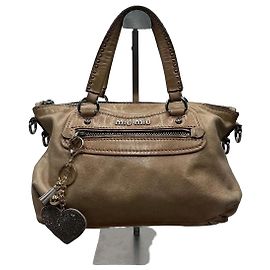 Miu Miu borsa a mano in pelle beige con ciondolo a cuore