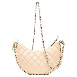 Bolsa de Ombro Chanel AS3917 Small Hobo em pele de cordeiro matelassé bege com corrente