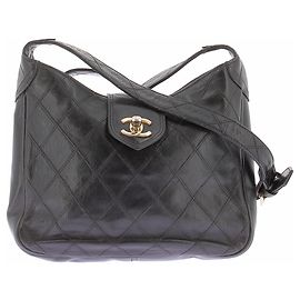 Chanel Borsa in pelle nera con logo dorato