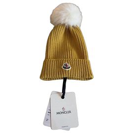 Berretto Moncler in Lana Giallo Senape con Pompon