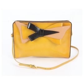 Prada Schultertasche aus Leder mit Triangle-Logo und Bandmotiv