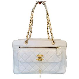 Bolsa Chanel em couro branco matelassê