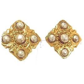 Orecchini a clip Chanel in metallo dorato con perla sintetica