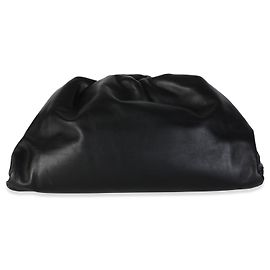 Bottega Veneta The Pouch Oversized Clutch in vitello butter liscio nero