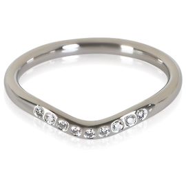 Anello curvo Elsa Peretti in platino e diamanti Tiffany & Co.