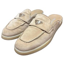 Mules Prada in camoscio beige con logo