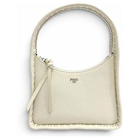 Fendi 8BS094 Selleria Small Fendessence Borsa Hobo in Pelle