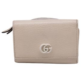 Tarjetero Gucci GG Marmont en piel blanco marfil