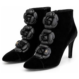 Stivaletti Chanel in velluto nero Camelia