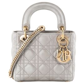 DIOR - Lady Dior Mini-Schultertasche aus grauem metallic Cannage-Leder