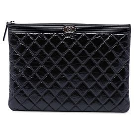Clutch Chanel Boy O Case Medium in pelle verniciata matelassé nera