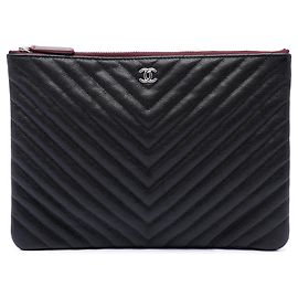 Clutch Chanel Medium CC Chevron Caviar O Case Nera