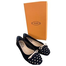 Tod's Ballerinas aus schwarzem Wildleder mit Nieten und Schleife
