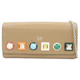 FENDI Leder Schulterbrieftasche mit Nieten und Kette Beige 8M0365