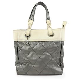 Saco Tote CHANEL Paris Biarritz PM em tela revestida e couro Cinza A34208